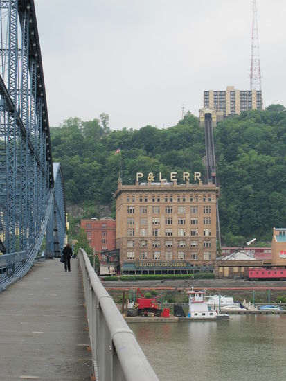 Die Brücke mit dem Bähnchen und nem Teil vom Station Square