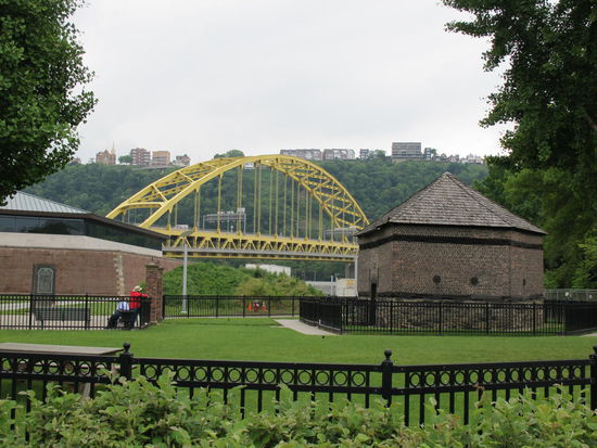 Fort Pitt Museum mit Fort Pitt Bridge