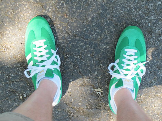 Hab gleich mal die neuen Schuhe angezogen, damit sie auch gebraucht sind  (und da sie so geil sind, hab ich sie auch noch in rot  )