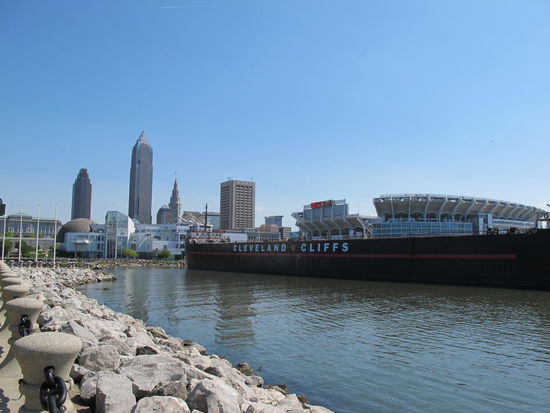 Skyline mit Stadion und Schiff 