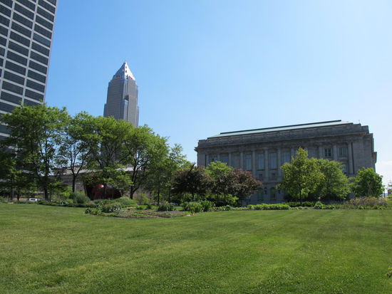 Rathaus von der Seite und davor der Willard Park