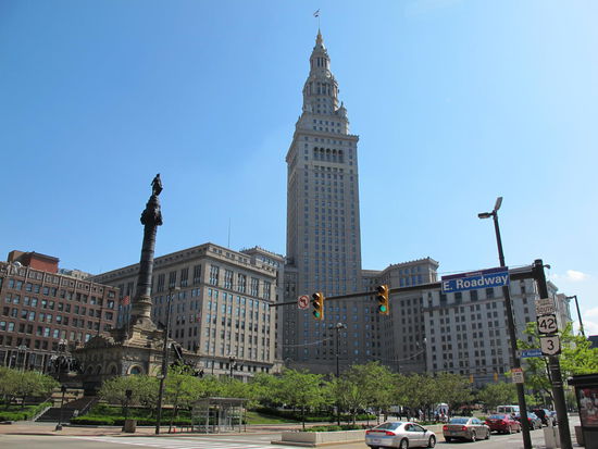 Tower Clock Building mit dem Soldiers and Sailors Monument links