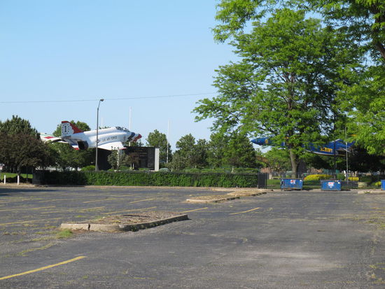 Neben dem Parkplatz und dem kleinen Flughafen