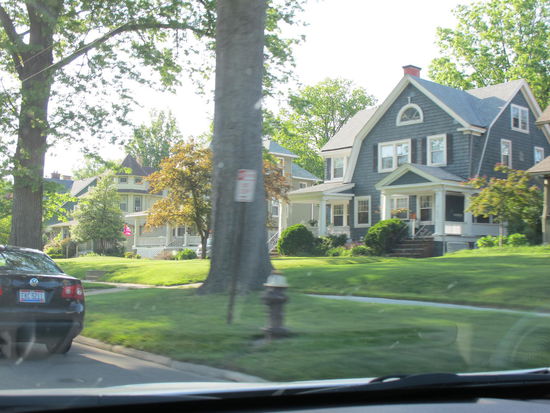 Nette Häuser waren an der Straße, aber wohnen mit einer 6 spurigen (3 in jede Richtung) Straße vor der Haustür?