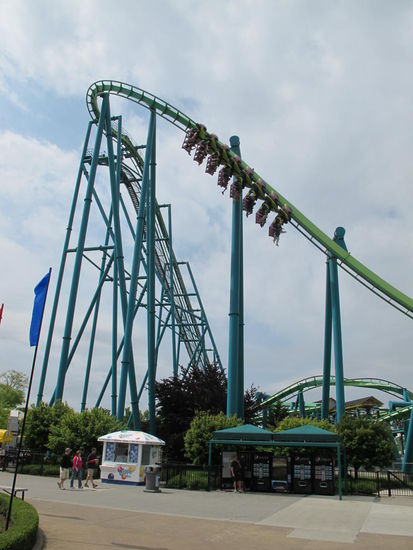 Der Raptor (man hängt unten is, ne sogenannte umgekehrte Achterbahn)