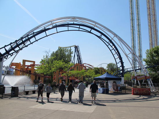 Man fährt über den Weg, also über den Leuten mit der Bahn