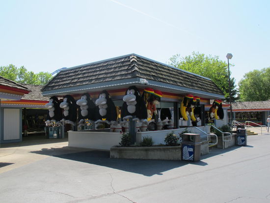 Kurz darauf (Man konnte an verschiedenen Ständen für ein paar Dollar, zB Schießen, Basketbälle werfen, usw)