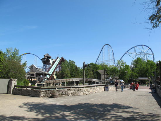 Ein Teil der Millenium Force (vorne is auch noch ne Wildwasserbahn zu sehen, die aber noch aufm Trocknen saß  )
