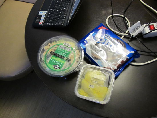 Abendessen (Salat, Ananas und Oreos, wobei ich die Oreos natürlich net alle gegessen hab)