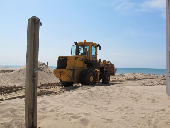 Vor der Abfahrt noch fürn Timon einen der Bagger der dort Sand zurück an den Strand gebracht hat
