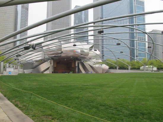 Pritzker Pavillion mit Outdoor Music Pavillion (Pritzker is praktisch die Bühne mit festen Sitzen davor und Outdoor Music die Wiese mit dem Gerüst drüber)