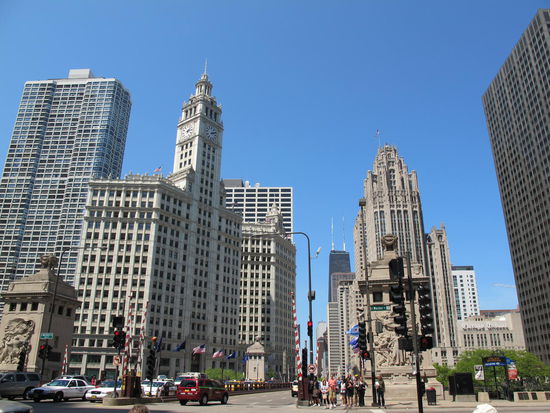 Wrigley Buildung links und Tribune Tower rechts
