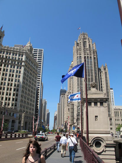 Auf der Brücke wehten neben der USA und Chicago Flagge auch NATO Flaggen