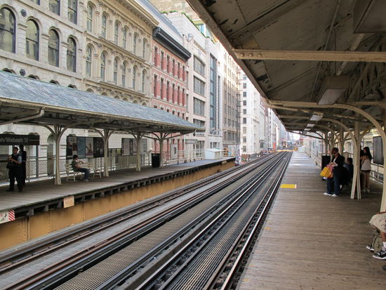 An der Hochbahnstation