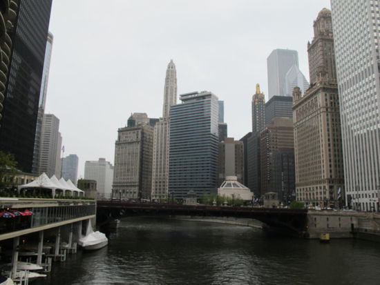 Links Marina City am Nordufer, rechts Südufer