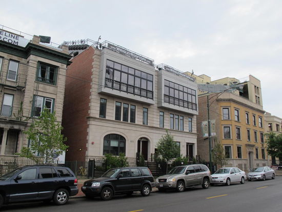 Den Häusern außenrum haben sie aufs Dach Tribünen gebaut damit man von da aus schauen kann, die Amis...