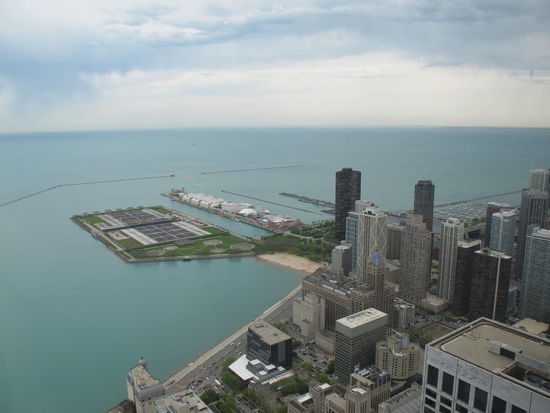 Der Lake Michigan und in der Mitte der Navy Pier (ähnlich Pier 39 in SF)