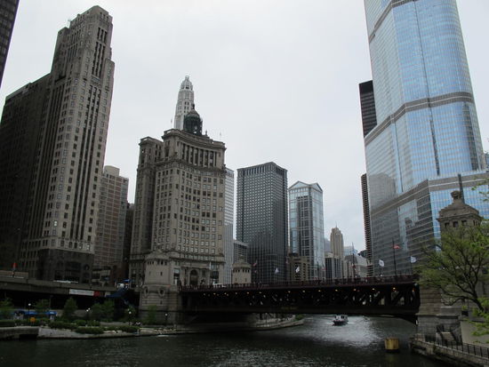An der Brücke haben sie kostenlose, kleine Ritter Sport verteilt, zum 100-jährigen Jubiläum. Er meinte "german chocolate", hab mir nur gedacht, ich weiß  Hier heißts quality.chocolate.squared, net quadratisch, praktisch, gut