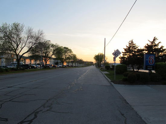 Während des kleinen Spaziergangs (ganz hinten geht die Sonne unter, 3h vorher war hier alles schwarz und es regnete)