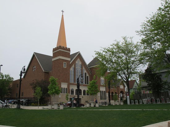 Eine kleine schöne Kirche neben der State Straße