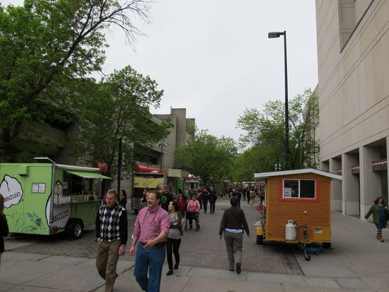 An den kleinen Wägen gabs Essen aus zig verschiedenen Ländern, is echt ne gute Sache für die Studenten und die Budenbesitzer verdienen durch diese auch gut
