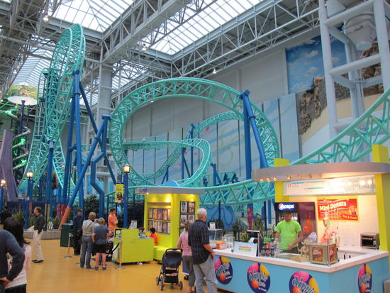 In der Mitte der Mall is ein kleiner Vergnügungspark