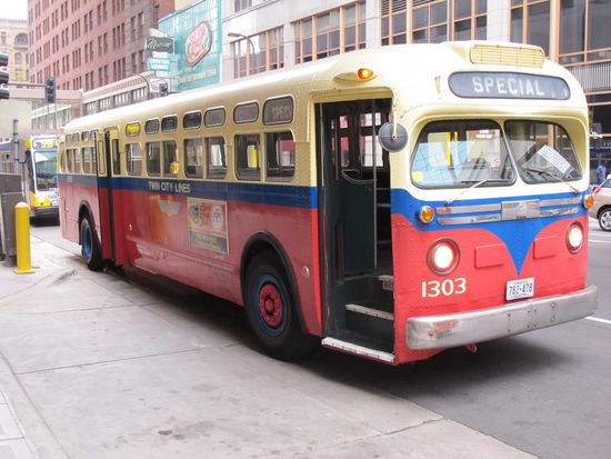 Coolen alten Bus aufm Weg gesehen