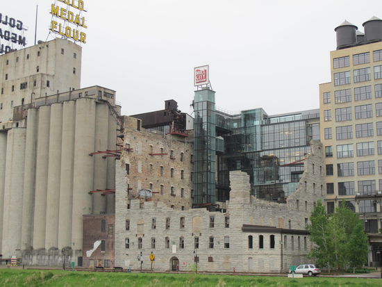 Neues Gebäude in Ruine gebaut (Mill City Museum)