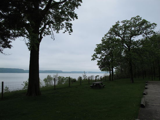Wiedermal ein Aussichtspunkt, hier hab ich wie meistens ein Auto gesehen, manchmal auch keines, da merkt man die Reisezeit. Der hier hielt hatte auch einen Mietwagen und war allein unterwegs