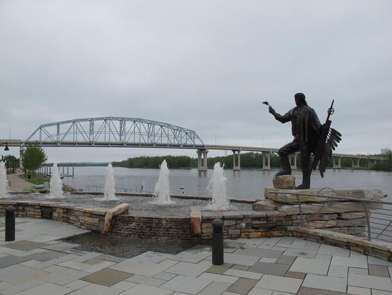 Über die Brücke kam ich. Bei den Haltepunkten steht oft Geschichtliches, auch über Indianer