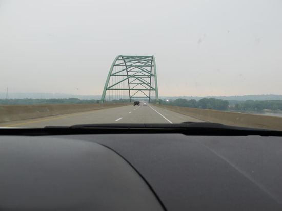 Hinter der Brücke und dem M beginnt Iowa