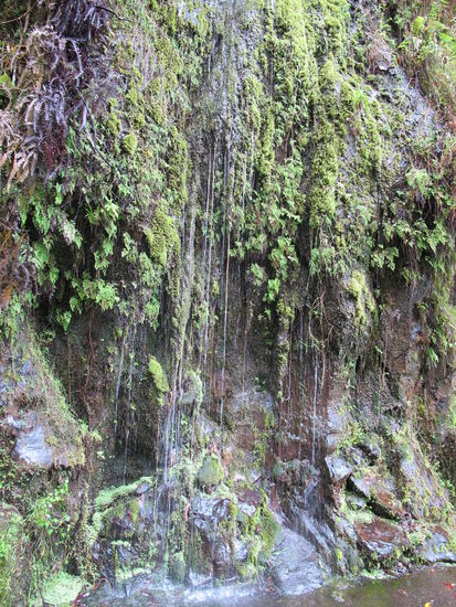 So läufts teilweise neben der Straße an den "Wänden" herunter