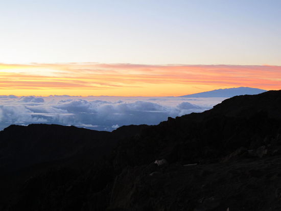 Das rechts hinten is Mauna Kea auf Big Island, rund 80 Milen weg. Er und Mauna Loa sind beide um die 13700 Fuß hoch, also noch ein gutes Stück höher