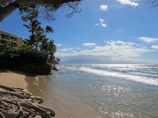 Der Strand neben dem Hotel