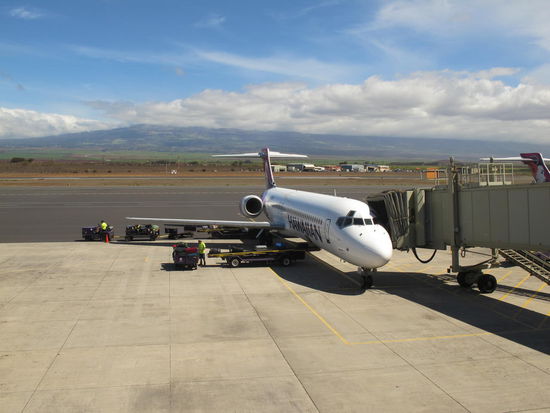 Unser Flieger mit Haleakala im Hintergrund