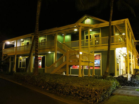 Coconut Grove Marketplace in Kailua-Kona