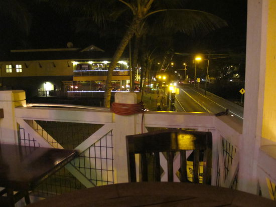 Die Aussicht auf den Ali'i Drive und ein Stück vom nächtlichen Ozean