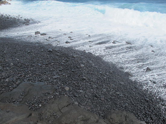 Am Lavafeld an der Küste