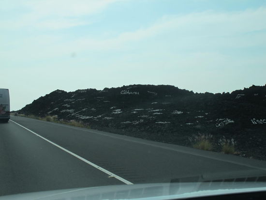 Es waren viele Liebesbotschaften oder Geburtagsgrüße mit weißen Steinen auf die Hügel an der Straße gelegt worden, fand ich gut!
