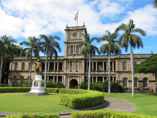 Ali'Iolani Hale mit der Statue von Kamehameha