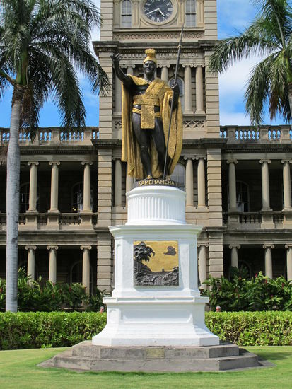 Kamehameha (im Fernsehen kommt die Statue einem um Einiges größer vor)