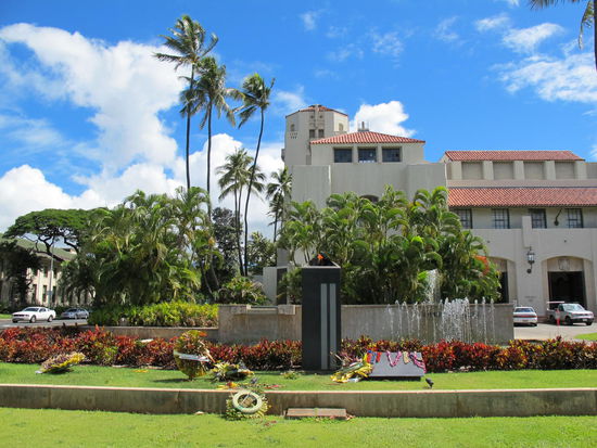 Rathaus mit 9/11 Denkmal davor