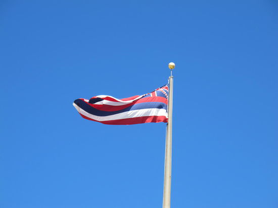 Der Versuch die Fahne Hawaii's aufzunehmen