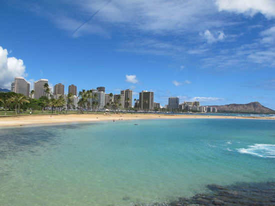Ala Moana Beach, der Yachthafen, ein Teil vom Waikiki Beach und Diamond Head (links nach rechts)