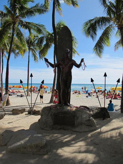 Der Duke Kahanamoku, der Vater des Surfens mit dem Langboard