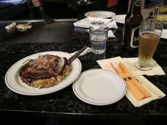 Fertig is es, lecker! Ich glaub die dort alle dachten ich weiß net was auf mich zukommt, wenn ich ein Okonomiyaki bestell 