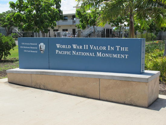 Am Eingang des Memorials