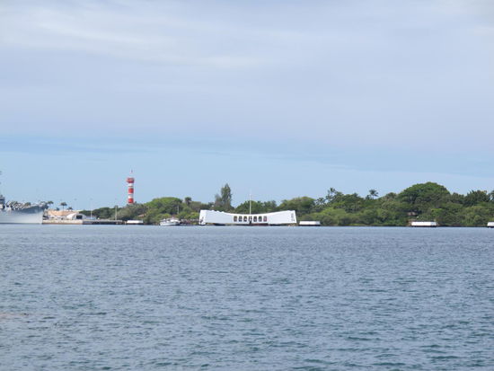 USS Arizona Memorial von Weitem