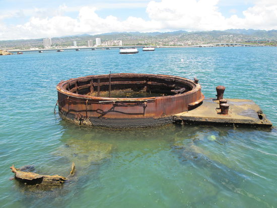 Der Rest eines Geschützturms, der aus dem Wasser ragt