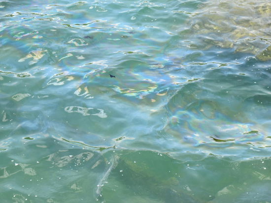 Der schwarze Fleck ziemlich in der Mitte ist Öl, denn das Wrack verschmutzt andauernd das Wasser, noch Jahre...